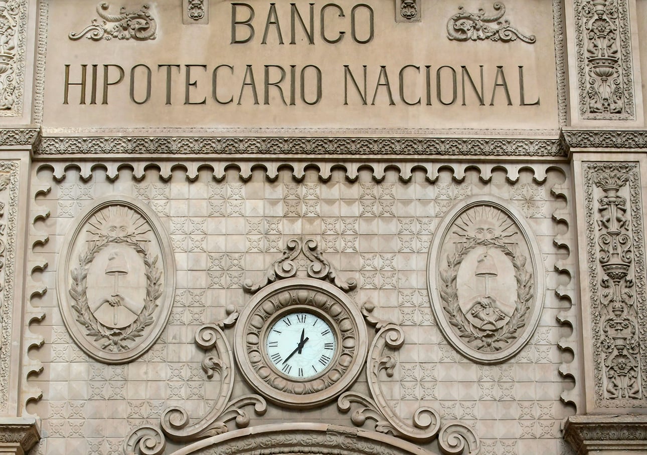 Uno de los edificios de mayor impacto visual, el ex-Banco Hipotecario Nacional, emplazado en la esquina de España y Gutiérrez. De estilo neoplateresco. Foto: Orlando Pelichotti 
