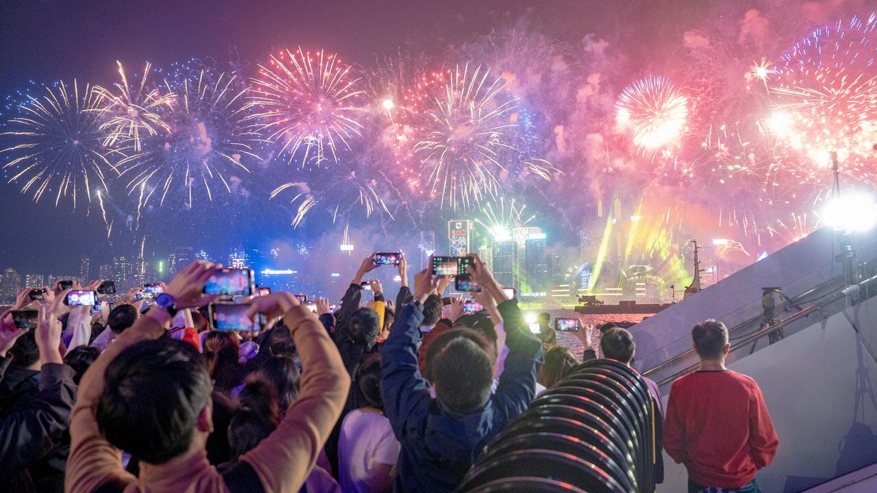 Cientos de personas disfrutan de las celebraciones de Año Nuevo en la bahía Victoria en Hong Kong, China. EFE/ Leung Man Hei
