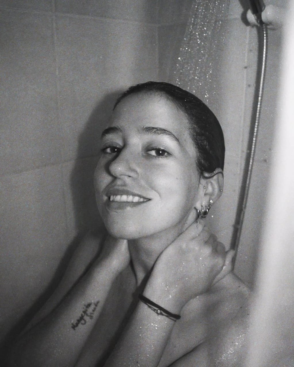 Leticia Siciliani se animó al desnudo cuidado en Instagram.