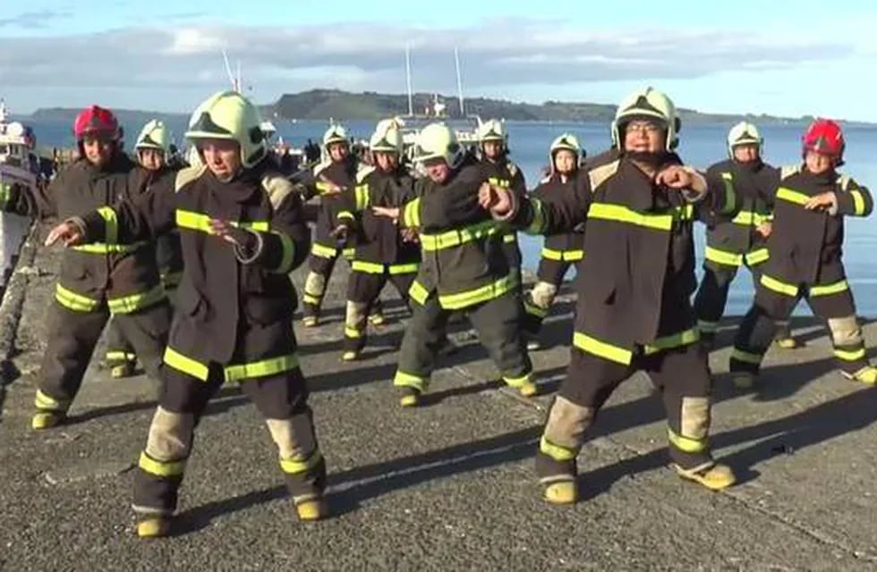 El baile de los bomberos del pueblo chileno de Achao se hace viral en Youtube