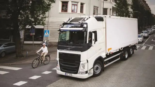 Una iniciativa de Volvo Trucks Argentina le recomienda que hacer a los conductores de autos cuando un camión va a girar en una esquina.