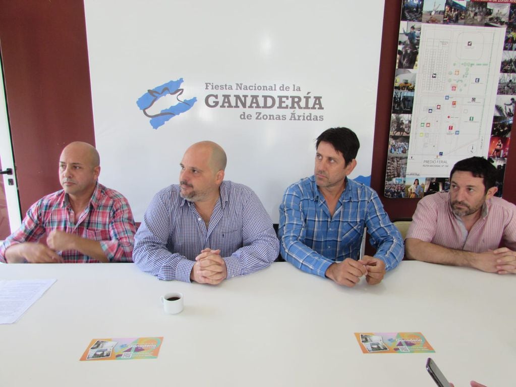 Carlos Porta, Jorge Noguerol, Ramiro Labay y Milton Fernández, en la presentación de la 42 Fiesta ganadera en Alvear.