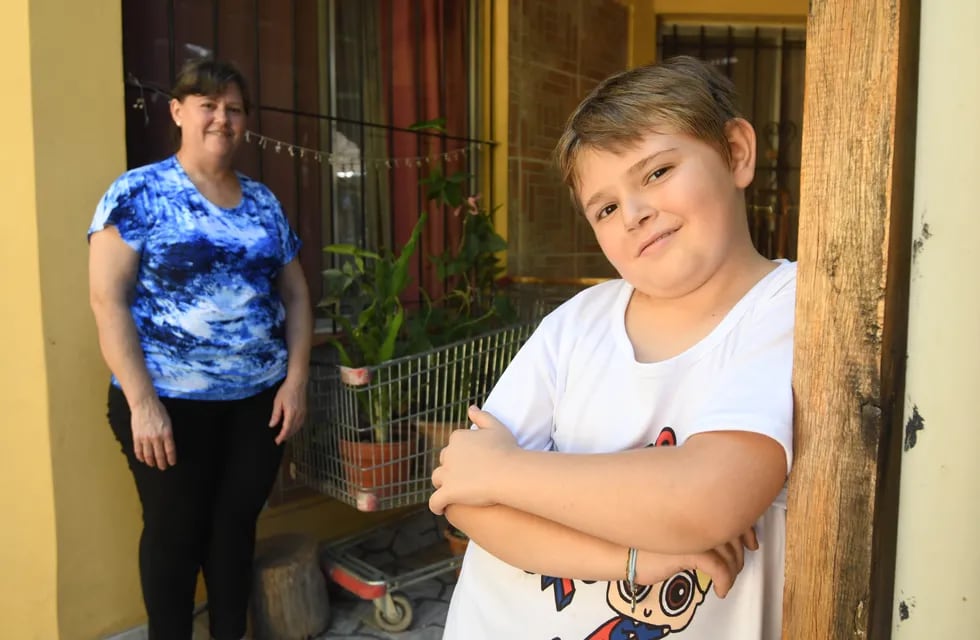 Toni junto a su mamá Alejandra. Antonio Zemleduch de 9 años estuvo 5 años con  tratamiento para superar un cáncer en el hospital Notti hoy fue dado de alta.