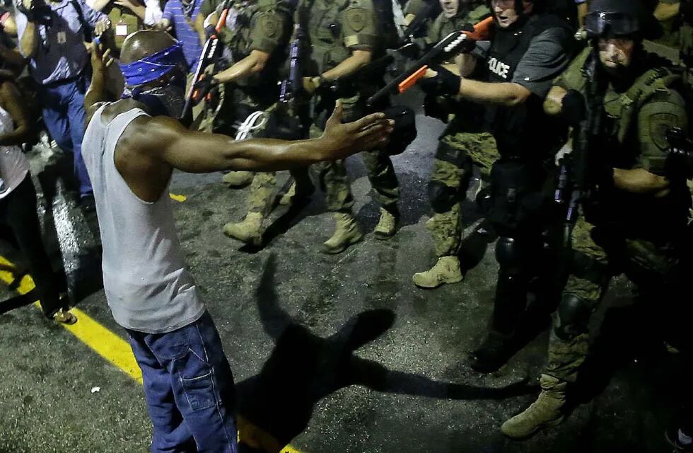 Medio centenar de arrestos en otra noche violenta en Ferguson