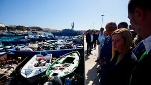 Alarma en la Unión Europea por la llegada en masa de migrantes a una pequeña isla de Italia