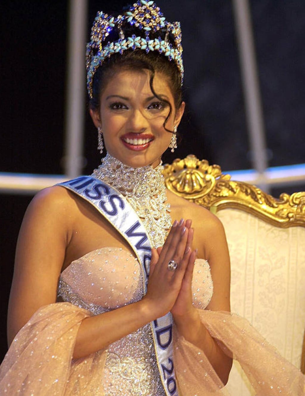 La joven Priyanka de 18 años, se mantuvo en la misma pose casi toda la premiación.