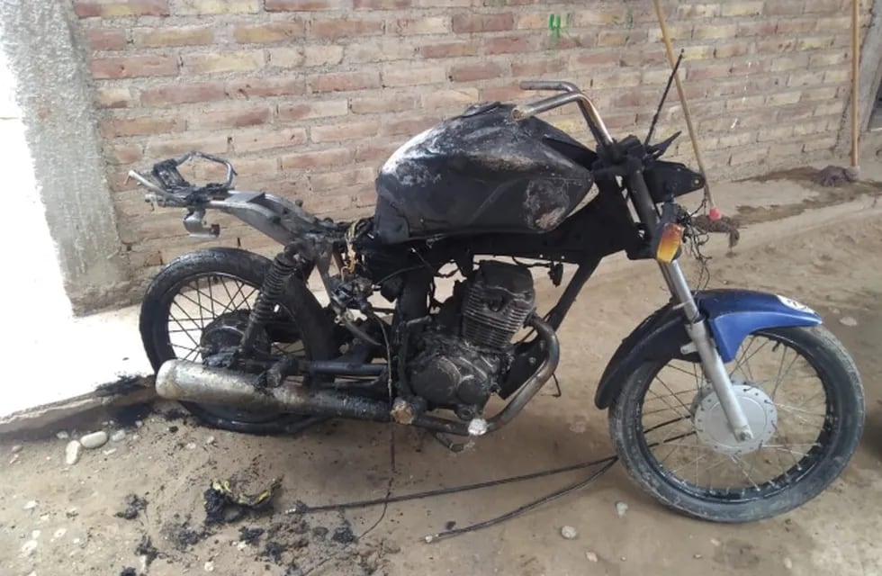 El deplorable estado de la moto luego de que el detenido la prendiera fuego. Foto: Gentileza / El Cuco Digital