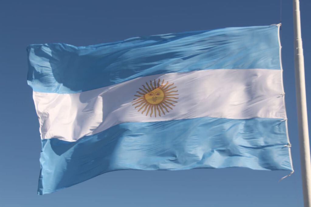 Mástil con la bandera argentina. Archivo / Los Andes