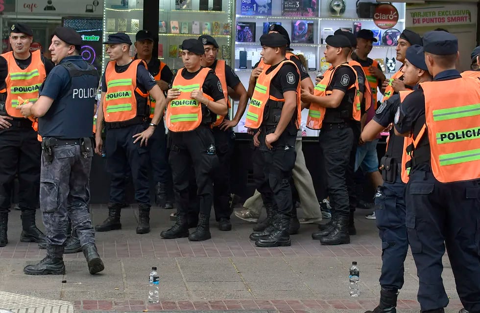 Operativo policial en el centro de Mendoza


Foto:  Orlando Pelichotti
