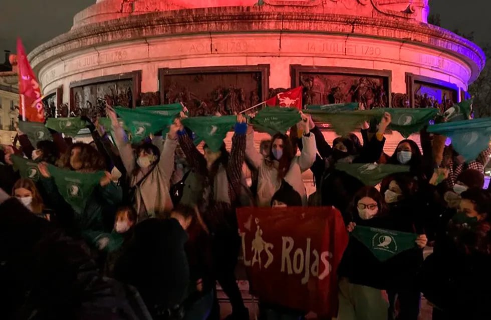 Diferentes grupos feministas se reunieron frente en la Plaza de la República en Francia para apoyar la "vigilia verde". Télam