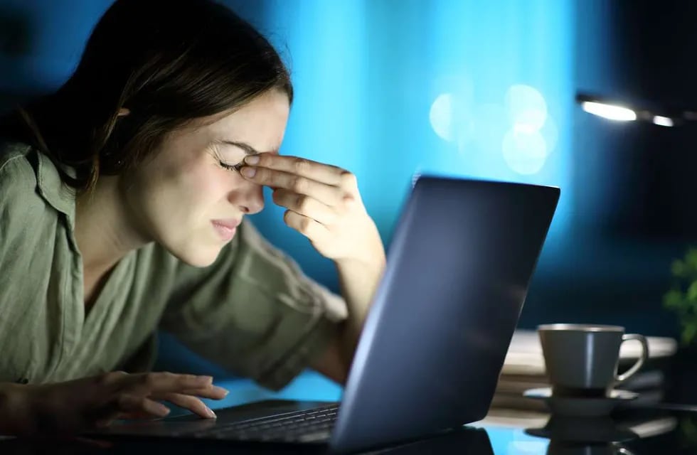 Los principales síntomas de la presbicia son la dificultad de enfocar objetos cercanos, dolor de cabeza y ojos después de tareas que impliquen ver de cerca, como la lectura o el trabajo con la computadora.