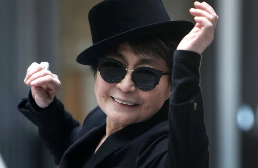 En esta foto de archivo tomada el 14 de febrero de 2013, Yoko Ono posa durante la inauguración de su exhibición "Half-a-wind show" en el Schirn Kunsthalle en Frankfurt am Main, en el centro de Alemania.