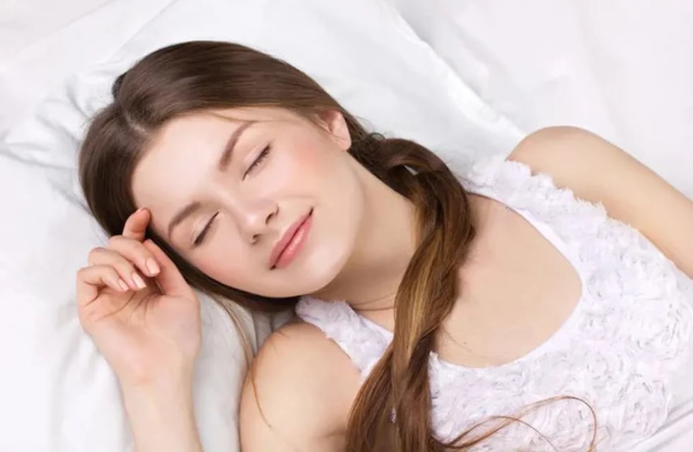 Los especialistas aclaran que las siestas no reemplazan el sueño regular y adecuado por la noche. Imagen ilustrativa / Web