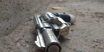 La réplica de revólver usada por los sospechosos para amenazar a sus víctimas. | Foto: Ministerio de Seguridad y Justicia