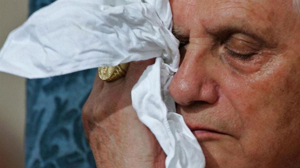 Acusan al papa emérito Benedicto XVI por no intervenir en cuatro casos de abuso sexual en Alemania.