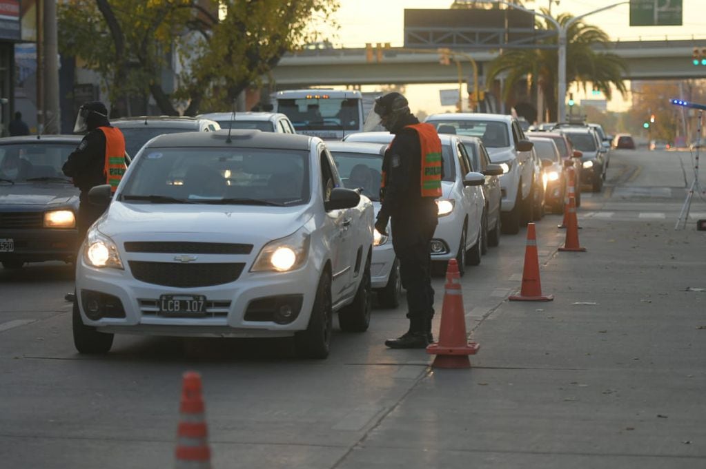 Desde esta mañana se intensificaron los controles en los ingresos a la Ciudad de Mendoza. Foto: Ignacio Blanco.