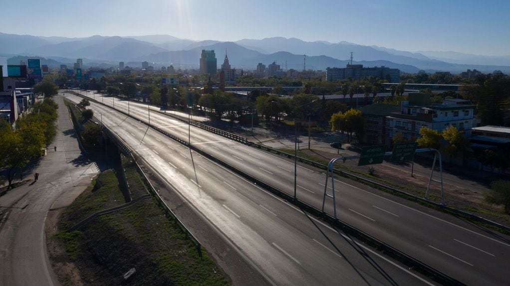 Mendoza, 18 de Abril de 2020 Sociedad

Ni un alma. Vista del Acceso Este y el ingreso a la Ciudad de Mendoza 


Foto: Ignacio Blanco / Los Andes