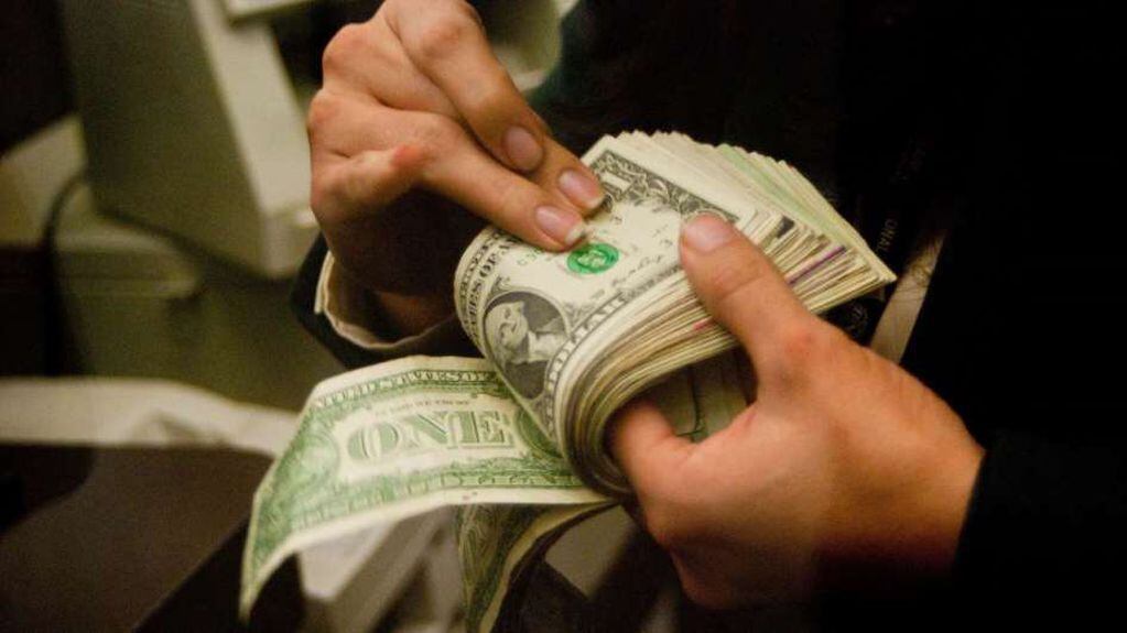 El dólar estadounidense -sin impuestos- opera a $243,43, mientras que el dólar billete en el Banco Nación se vende a $245 para la venta.