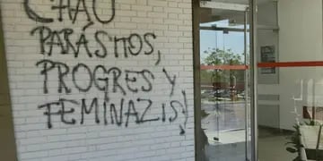 Vandalizaron la Facultad de Ciencias Políticas con agresivas pintadas