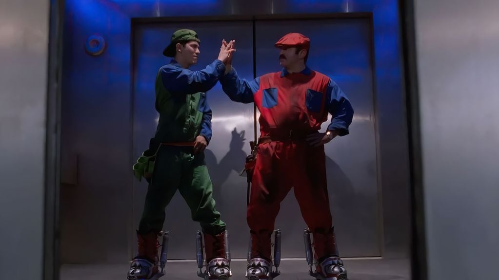 John Leguizamo (Luigi sin bigote) y Bob Hoskins (Mario) en "Super Mario Bros." (1993), la película que inició y condenó las adaptaciones de videojuegos - 