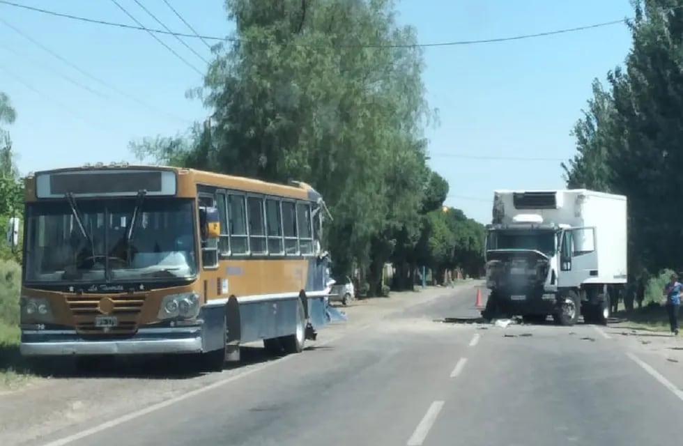 Un camión chocó contra un colectivo en Lavalle - Fuentes policiales