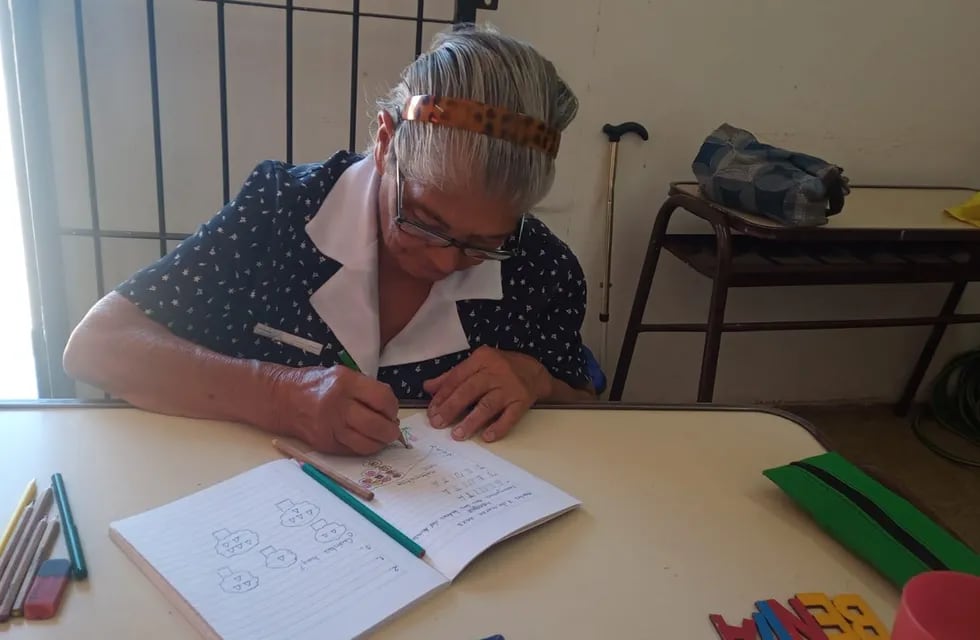 Benita empezó la escuela a los 89 años. Sus útiles escolares se mezclan con su bastón en el aula. | Foto: gentileza