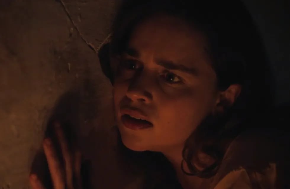 Emilia Clarke interpreta a una institutriz que busca ayudar a un niño a superar la muerte de su madre.