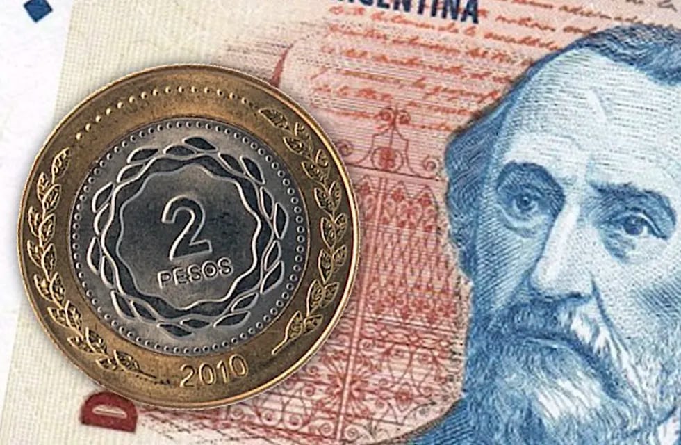 La moneda de dos pesos argentinos vale más como metal que como billete.