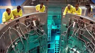 De exportación. Técnicos de Invap observan el núcleo del reactor Opal que diseñaron para Australia. Es la joya mundial de la tecnología atómica para la investigación y producción de radioisótopos (Gentileza invap). 