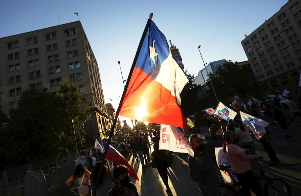 Los chilenos acuden a las urnas para aprobar o rechazar el proyecto constitucional. EFE.