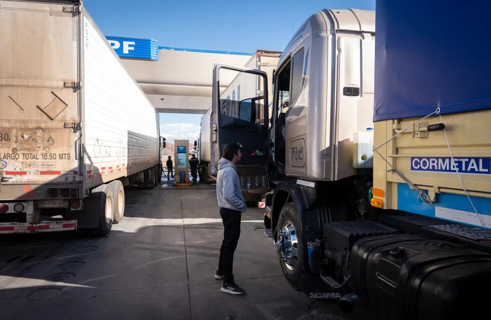 Camiones esperan horas para poder cargar combustible. Foto: Ignacio Blanco / Los Andes