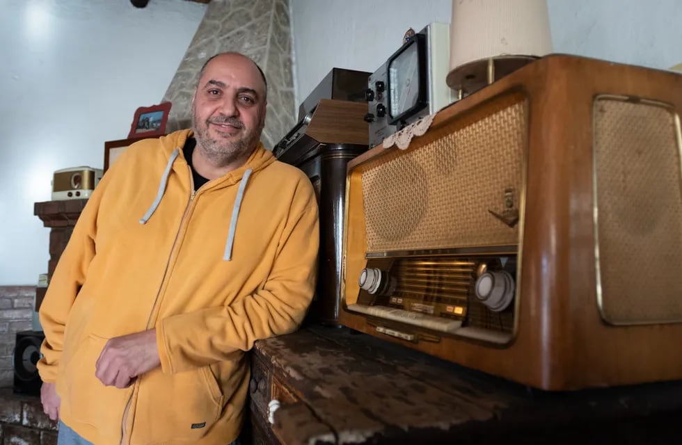 Daniel Di Giuseppe es coleccionista de radios antiguas y tiene mas 70, muchas están en funcionamiento y él mismo las repara con repuestos originales que consigue. Foto: Ignacio Blanco / Los Andes