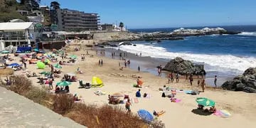 Está a pasos de Reñaca y es la playa tranquila que todos quieren visitar en el verano