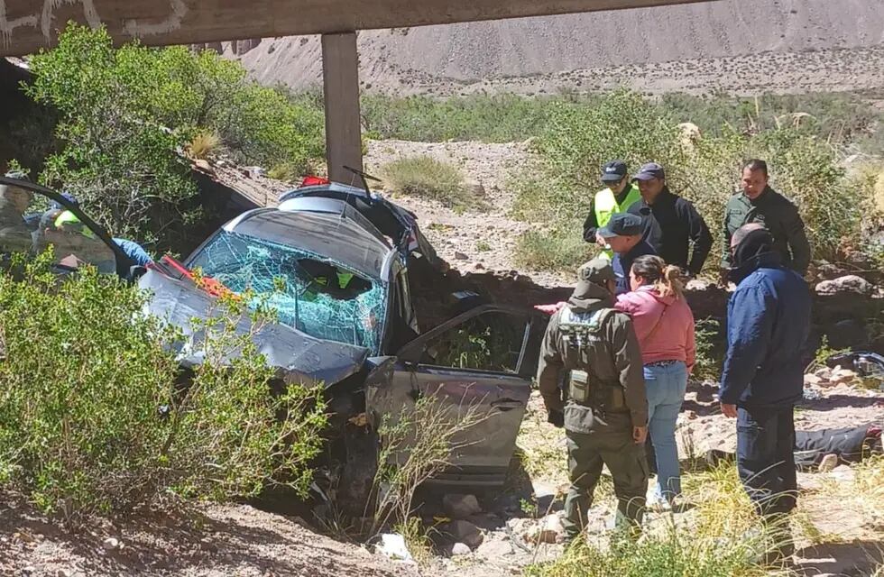 Accidente fatal en Alta Montaña: una mujer murió tras volcar con su vehículo en la Ruta 7