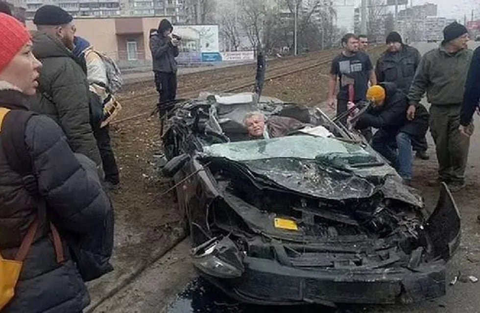 Con sus propias manos, un grupo de hombres logró rescatar a la víctima atrapada en su auto.