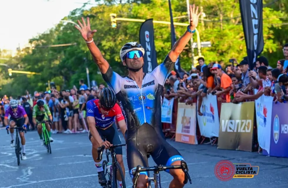Alejandro Quilci, el representante del equipo Gremios por el Deporte se adueñó de la primer etapa de la Vuelta de Mendoza 2024.
Fotos: Luis Rojo Mallea