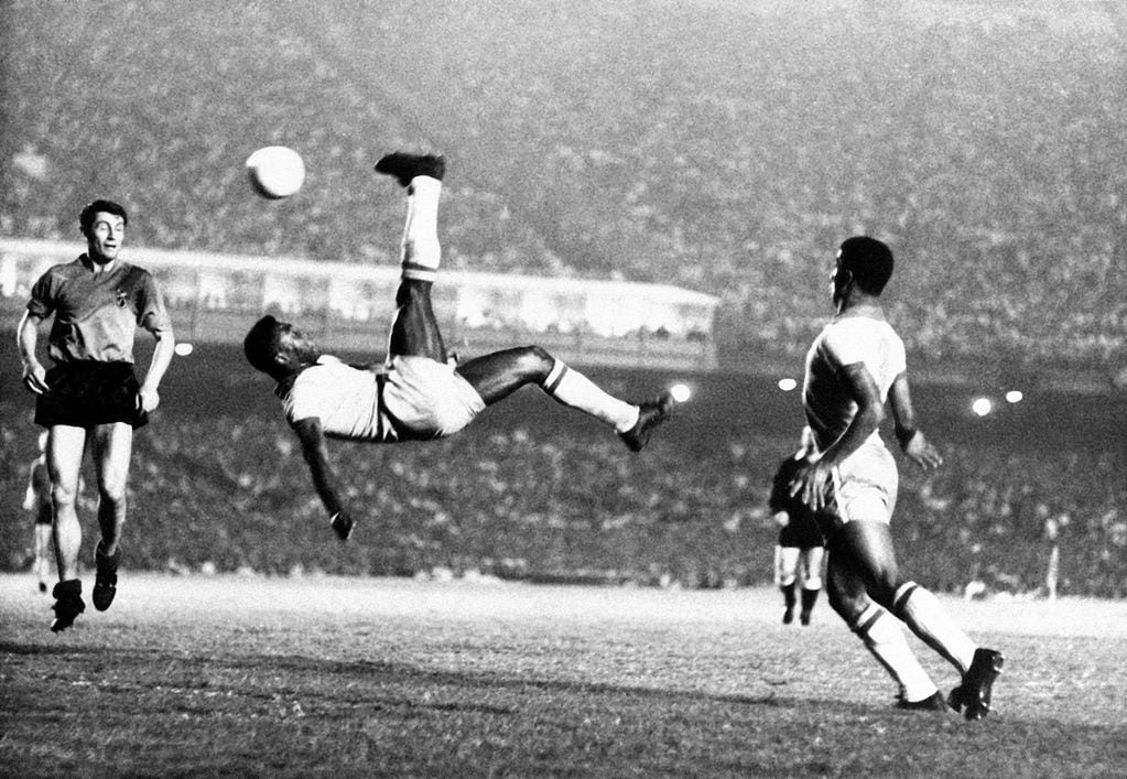 Pelé fue autor de numerosos golazos que quedaron inmortalizados. (La Voz / Archivo)