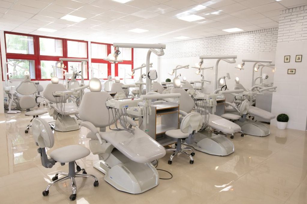 La UNCUYO inauguró una nueva clínica de odontología y atenderá a 5 mil pacientes más por año
El proyecto, para el que se invirtieron $12 millones, incluye 23 sillones y suctores, 6 lavadoras ultrasónicas, 2 gabinetes de rayos X y un aula para entrevistas personales.
