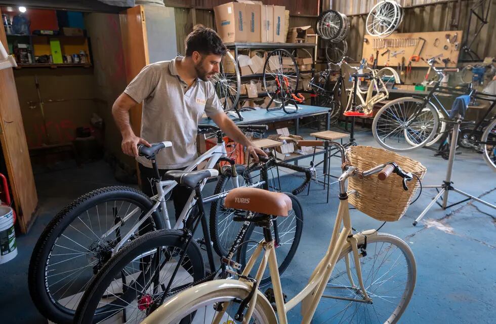 Bicicleas Yuris. En la incubadora de Empresas de Godoy Cruz funciona la fábrica de bicicletas Yaris creada por un grupo de mendocinos./ Foto: Ignacio Blanco / Los Andes