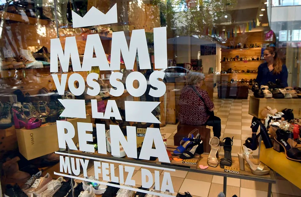 Ventas por el día de la madre. Los comercios de Mendoza esperan buenas ventas por el día de  la madre y por el feriado largo. Foto. Orlando Pelichotti