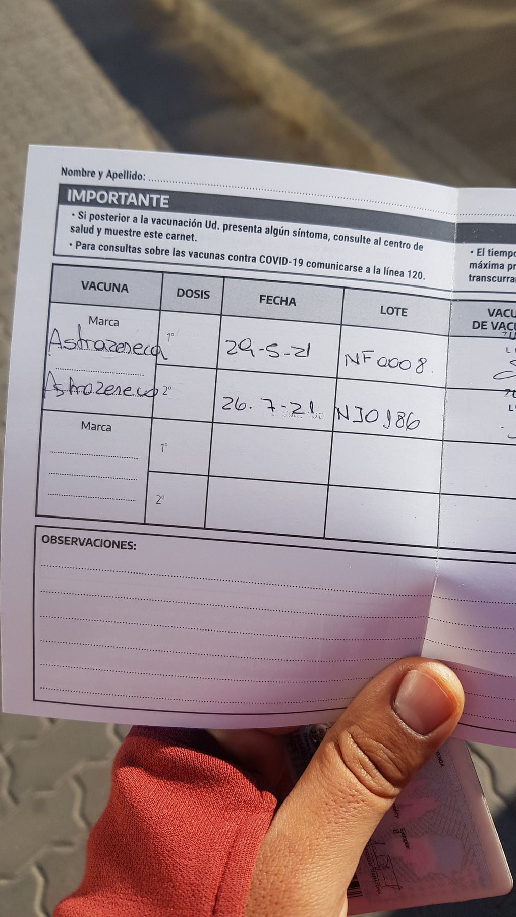 Adrián Valdez compartió esta mañana la foto de su libreta corregida y con las dos dosis de AstraZeneca.