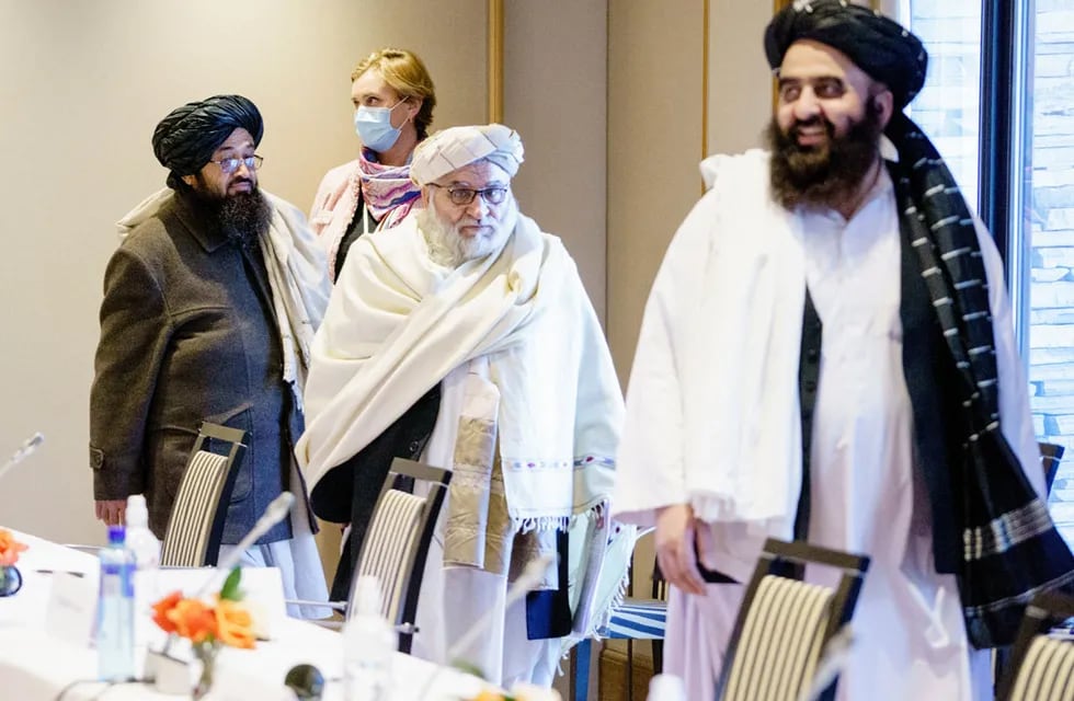 Representantes de los talibanes, Sakhaullah Sayed, Mutiul Haq Nabi Kheel y Amir Khan Muttaqi, durante la reunión entre organizaciones humanitarias noruegas y representantes de los talibanes en Oslo (Stian Lysberg Solum/NTB vía AP/Archivo)