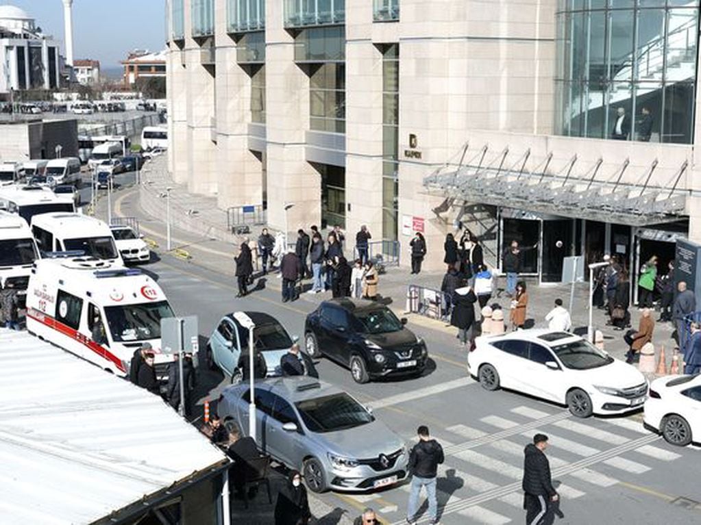 Atentado al tribunal de justicia de Estambul: una persona muerta y dos agresores abatidos. Foto: EFE.