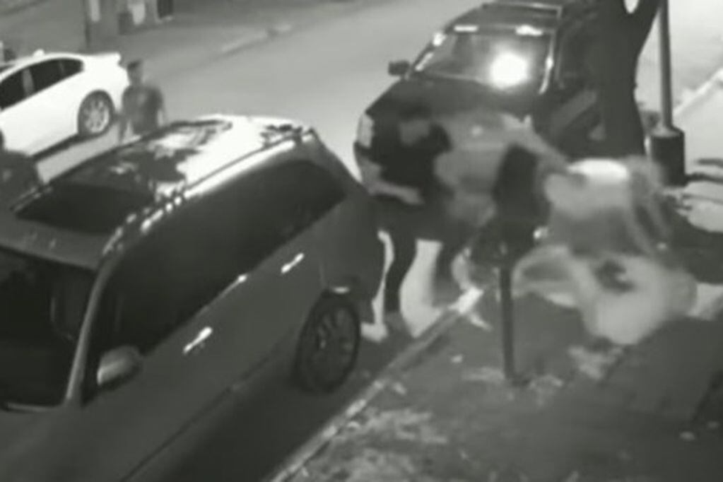 Otra vez un grupo de rugbiers en la mira por la brutal golpiza a un joven en Tucumán a la salida de un bar.