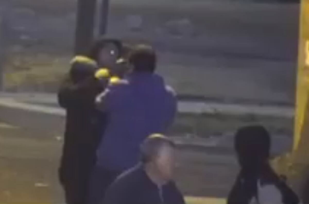 Un video muestra cómo asaltaron a un joven en una parada de colectivos en Guaymallén