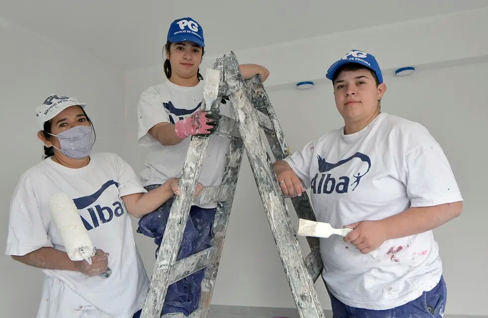 Pintoras de obra
Nancy Pallero (58), Ayelén Aybar (32) y su hermana Antonella Aybar (25) son pintoras de obra fina y gruesa.

Foto. Orlando Pelichotti