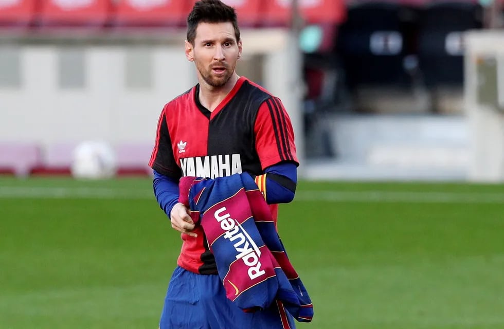 Messi se sacó la camiseta del Barcelona -de Nike- y se dejó puesta la de Newell's -de Adidas-. ¿Se vienen acciones legales?