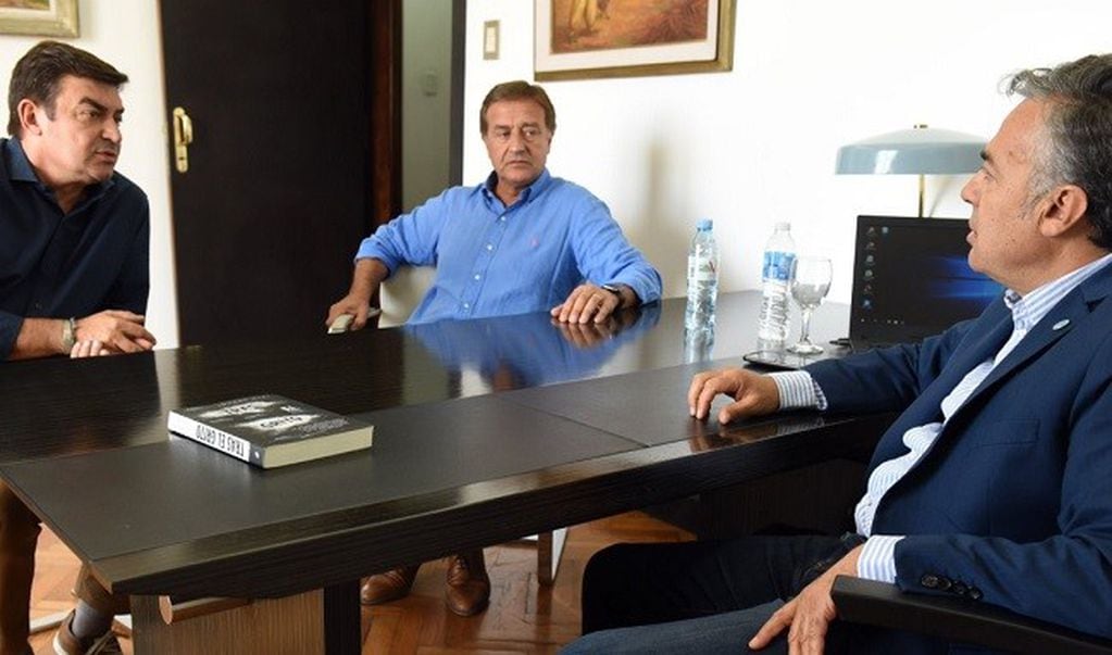 Omar De Marchi, Rodolfo Suarez y Alfredo Cornejo en una reunión luego de que Suárez ganara las elecciones generales, otros tiempo que no se sabe si volverán.