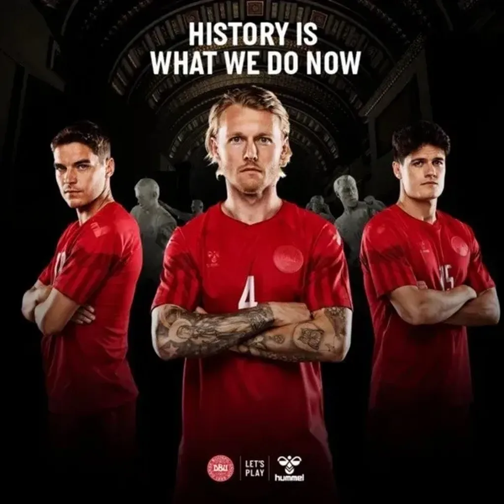 La marca deportiva Hummel presentó las camisetas que estrenará la selección de Dinamarca en el Mundial 2022. Foto: Web