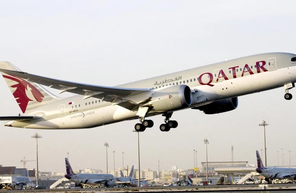 Qatar Airways regala 100.000 pasajes a trabajadores de salud para volar: cómo inscribirse